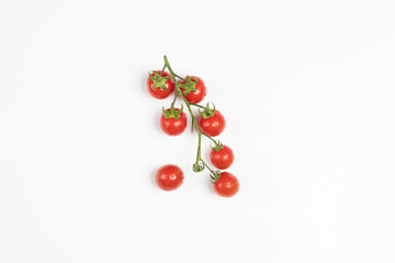 Pomodorini ciliegini freschi su sfondo bianco / Fresh cherry tomatoes over white background