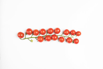 Ramo di pomodorini ciliegini freschi su sfondo bianco / Branch of fresh cherry tomatoes on a white...
