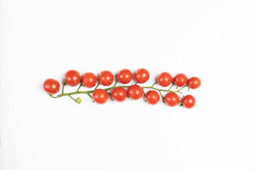 Ramo di pomodorini ciliegini freschi su sfondo bianco / Branch of fresh cherry tomatoes on a white background