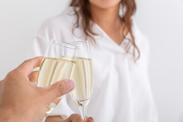 シャンパンで乾杯する男女　
 記念日を祝う二人