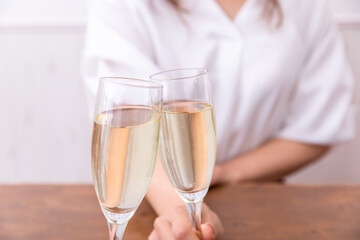 シャンパンで乾杯する男女　
 記念日を祝う二人