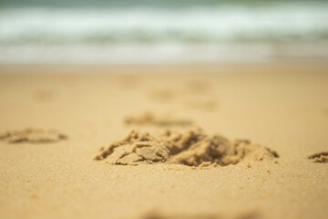 Fototapeta na wymiar Sand am Strand mit Fussabdrücken (v2)