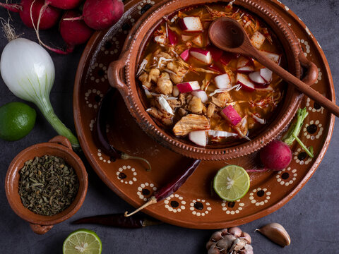 Pozole rojo, platillo tradicional mexicano.