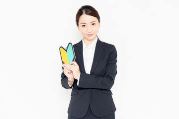 初心者マークを持っているビジネスウーマン