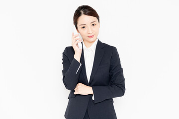固定電話の子機を使うビジネスウーマン