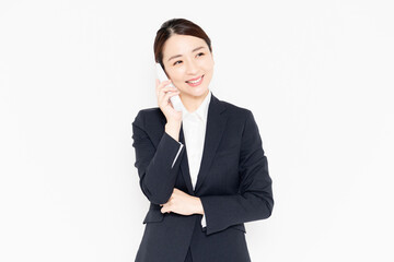 固定電話の子機を使うビジネスウーマン