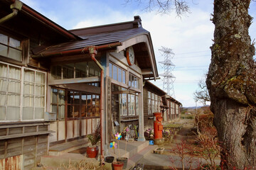 斜めに見る旧上岡(うわおか)小学校の懐かしい校舎／日本茨城県