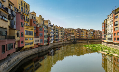 Fototapeta na wymiar Colored houses on the river onyar, Girona.