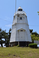 日和山公園の木造六角灯台 ／ 山形県酒田市の日和山公園に移設保存されている洋式の木造六角灯台は、明治28年（1895）に建てられました。高さ９メートル、一辺の長さ約３メートルです。最初の光源は石油ランプでしたが、大正8年（1919）にはアセチレンガス灯になり、大正12年（1923）には、電化点灯式となりました。昭和33年、近代式灯台が完成し不用となり、日和山公園に保存されています。