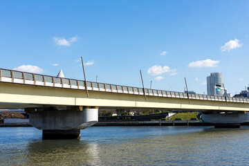 東京隅田川に架かる桜橋の風景