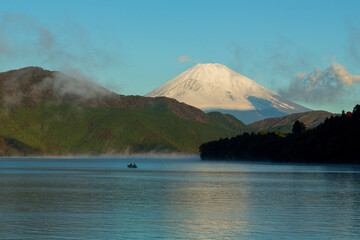 箱根芦ノ湖湖畔から朝の富士山