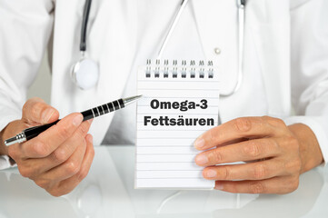 Ärztin mit einem Notizblock auf dem Omega 3 Fettsäuren steht