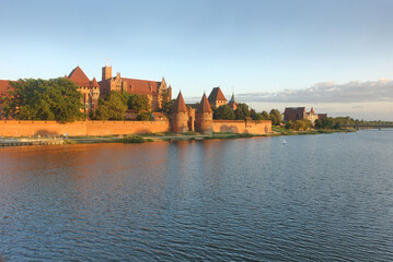 Fototapeta na wymiar Zamek krzyżacki w Malborku o wschodzie Słońca