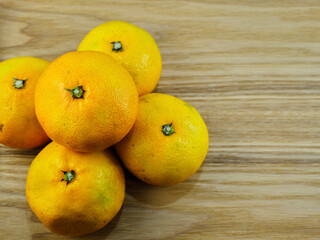 背景素材　トレーの木目と旬のミカン