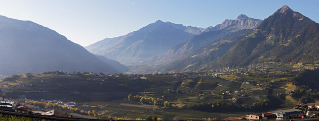 Panorama von Dorf Tirol vor den Bergen im Vinschgau 