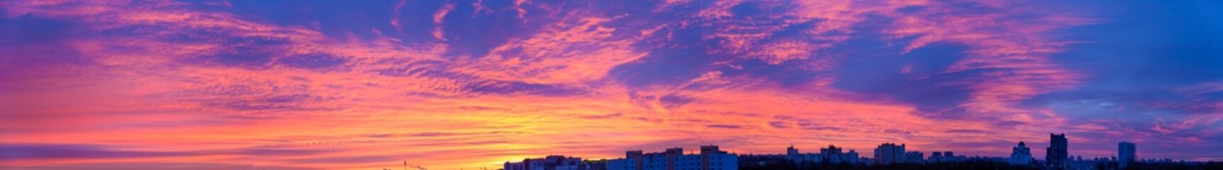 Photo panorama sky with blue and red sunrise on city silhouette background