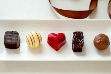 赤いハートのチョコレートと茶色のリボンのバレンタインのイメージ