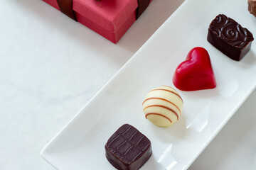 赤いハートのチョコレートと茶色のリボンのバレンタインのイメージ