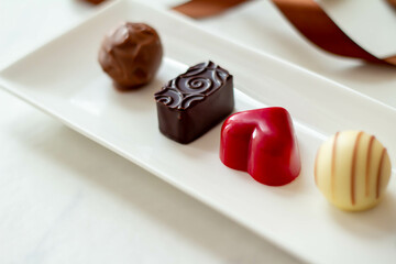 赤いハートのチョコレートと茶色のリボンのバレンタインのイメージ