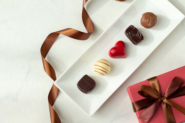 赤いハートのチョコレートと茶色のリボンのバレンタインのイメージ
