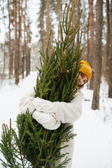 A young woman bought a Christmas tree and will take it home