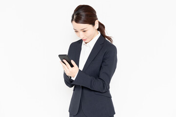 スマホを使うビジネスウーマン