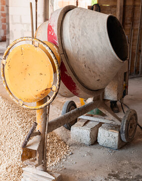 Worker uses a concrete made ??of a concrete mixer