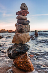 Gestapelte Steine an der Küste