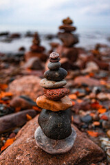 gestapelte Steine an der Küste