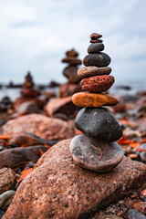 Gestapelte Steine an der Küste