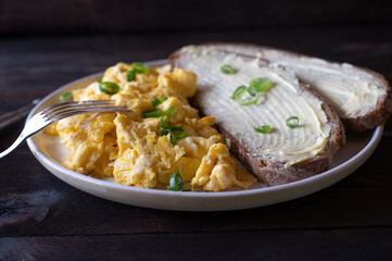 Scrambled eggs with butter bread