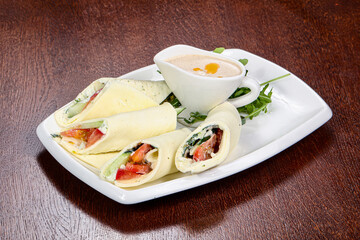 Cheese roll with vegetables and sauce