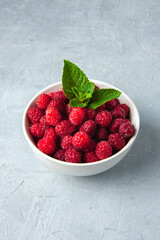 Код стоковой фотографии без лицензионных платежей: 1436445953

Raspberries background. Raspberry on grey background. Summer and healthy food concept, organic dessert, Top view.