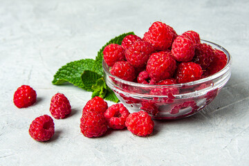 Код стоковой фотографии без лицензионных платежей: 1436445953

Raspberries background. Raspberry on grey background. Summer and healthy food concept, organic dessert, Top view.