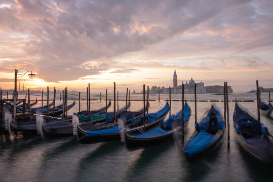 Venedig - Sonnenaufgang am Anlegesteg der Gondeln