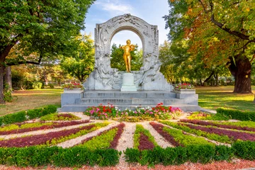 Deurstickers Monument to famous composer Johann Strauss in Stadtpark in autumn, Vienna, Austria © Mistervlad