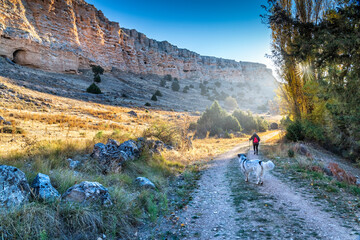 Andando por el ca&ntilde;&oacute;n del Riaza. Segovia. Espa&ntilde;a. Europa.