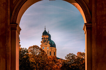 Herbstzauber in München im Hofgarten: Theatinerkirche St. Kajetan