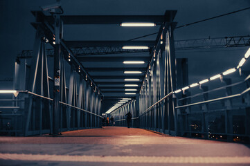 Gare au petit matin avec néon