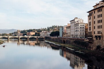 Fototapeta na wymiar Florencia cruzando el Río Arno