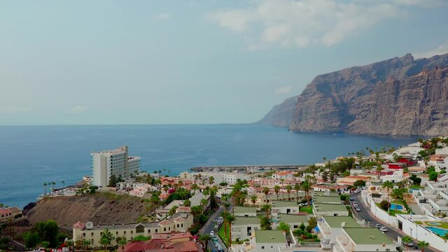 Paisaje y vistas de los acantilados de los gigantes en la isla de Tenerife