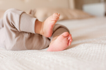 Obraz na płótnie Canvas legs of a newborn baby in bedroom at home