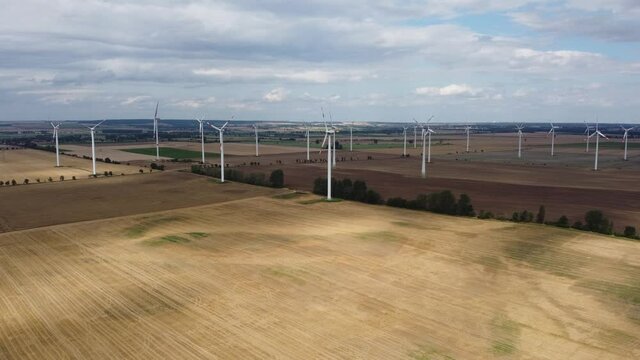Drone Footage Windrad auf Feld