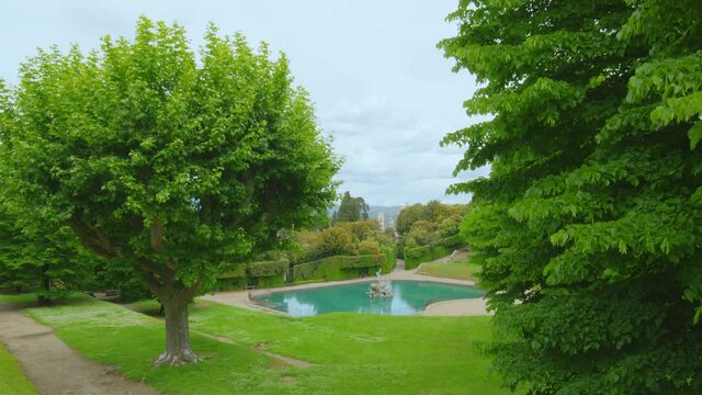 Giardino in un parco con prato, alberi, fontana e veduta sulla citt&agrave;