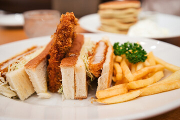 ポテトとパセリが添えられたカツサンド