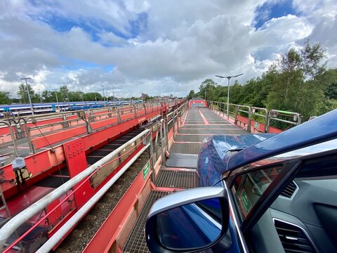 Autoverladung auf einen Zug