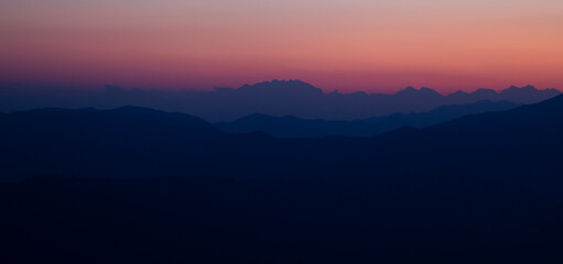 Tramonto tra le montagne