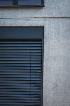 Detailaufnahme Neubau Bauvorhaben Aussenansicht Fenster Raffstore grau anthrazit