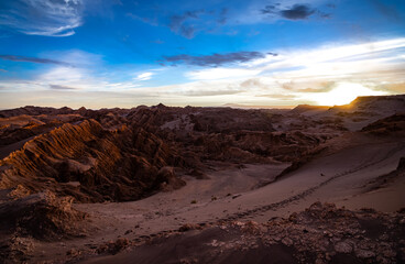 Fototapeta na wymiar Ocaso en el Valle de la Luna de San Pedro de Atacama. Chile