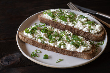 Bread with cottage cheese and herbs